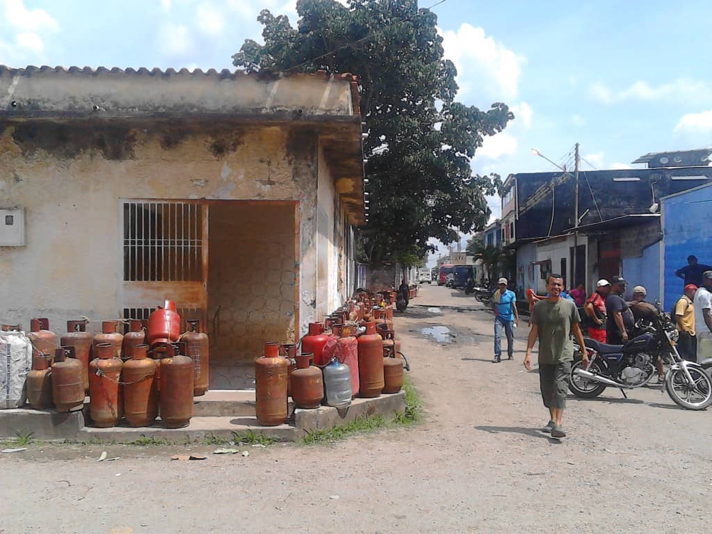 Residents of Guasdualito reload their bottles with Colombian gas due to distribution failures in Venezuela