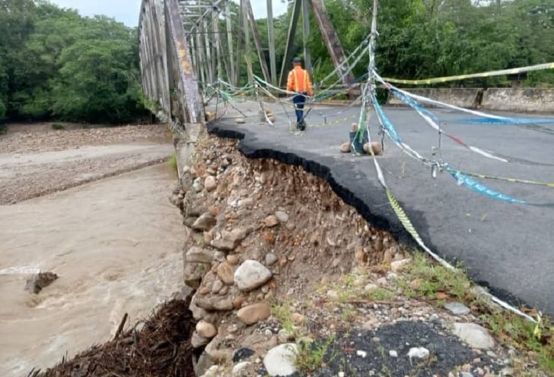 Se socavan las bases del puente en el río La Yuca de Barinas quebrando el muro de contención