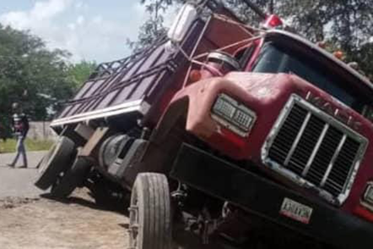 Camión de cemento intentó esquivar alcantarilla en mal estado pero se estrelló en Apure