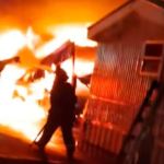 Los bomberos intentaron controlar el incendio pero no pudieron salvar a uno de los vecinos (Captura de video)