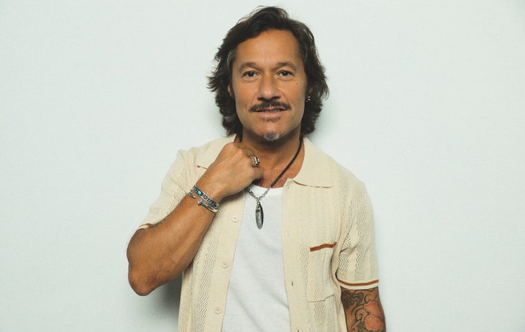 “Amuleto”, el tema con el que Diego Torres invita a celebrar a las personas que dan luz a la vida