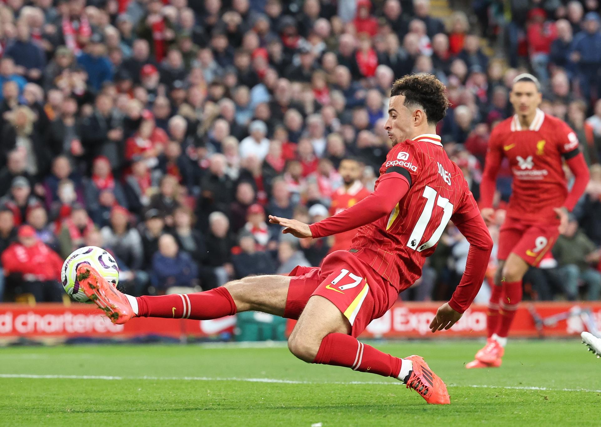 La voluntad de Curtis Jones doblegó a Chelsea para que Liverpool mantenga la punta