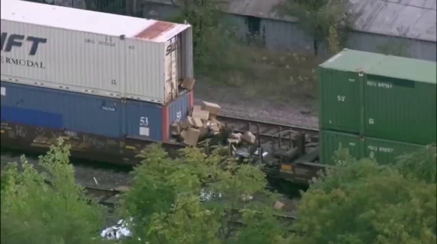 Turba de vándalos, algunos armados, saquea un tren de carga en Chicago (VIDEO)