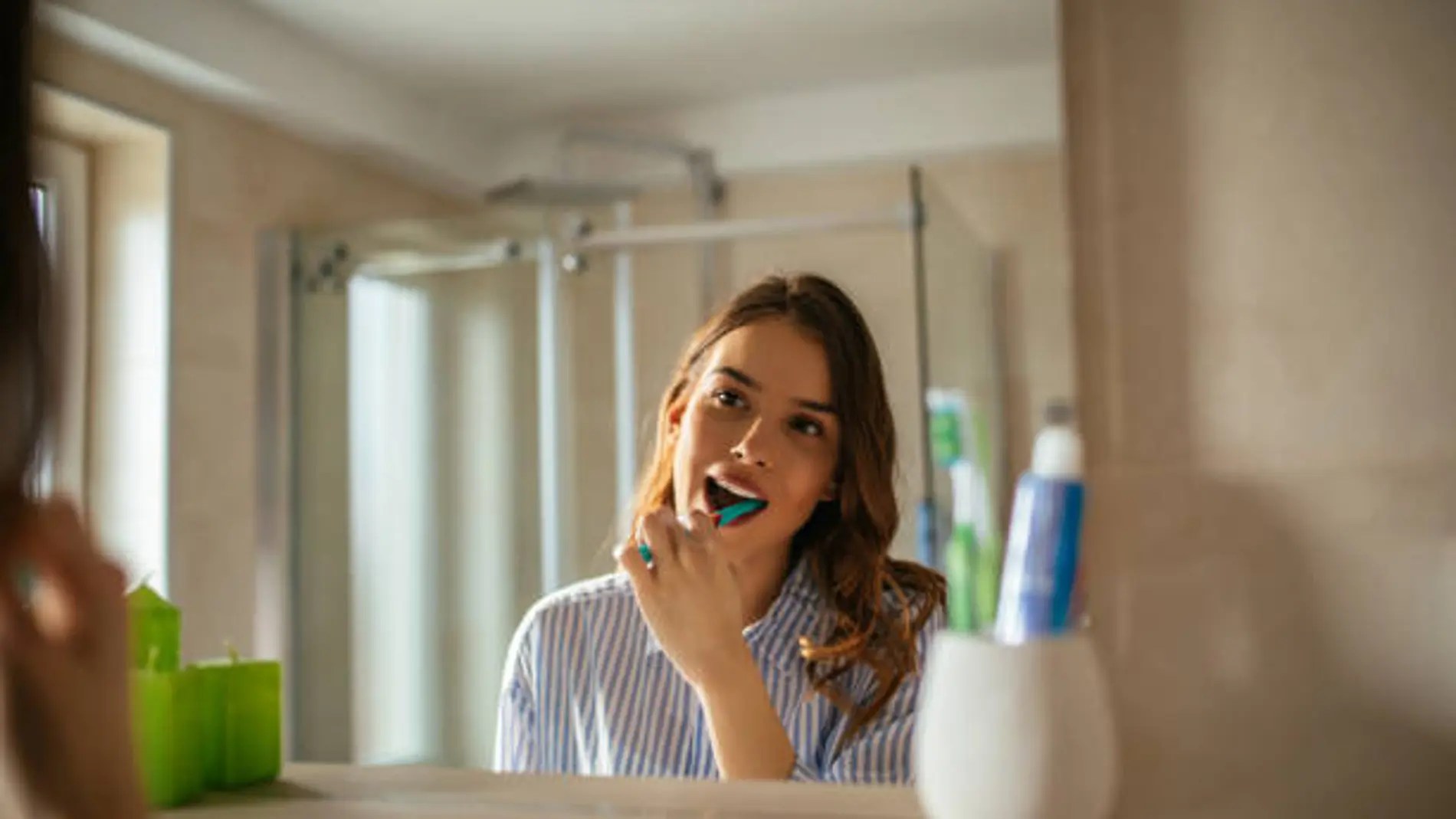 Di adiós a los dientes amarillentos: recupera tu sonrisa con estos cinco trucos