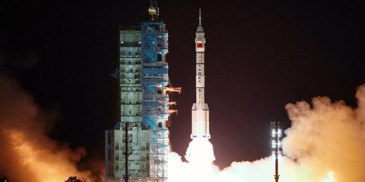 Nueva misión de tres astronautas llegó a la estación espacial china