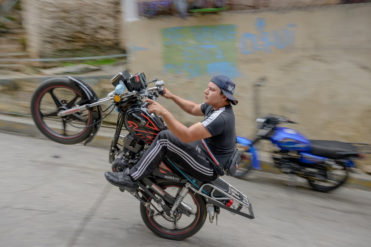 El País: Las “motopiruetas”, las peligrosas acrobacias en moto que Maduro ha convertido en deporte nacional