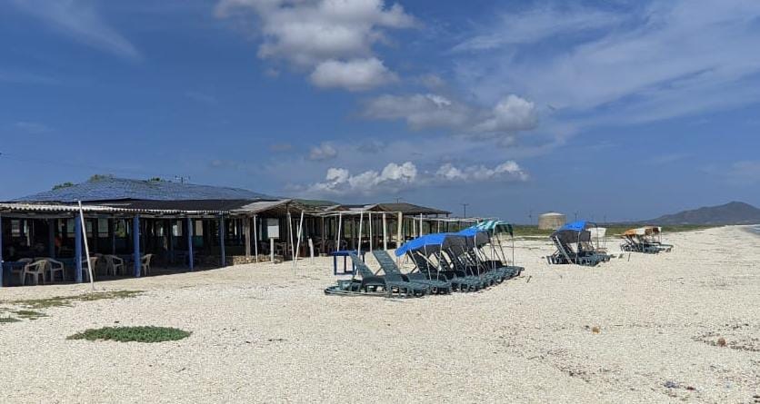 Falta de servicios aleja los turistas y hace sucumbir a habitantes de playa La Restinga