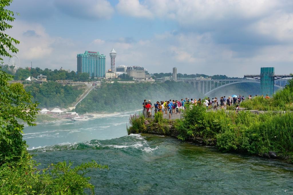 Una mujer y sus dos hijos pequeños murieron tras saltar de las cataratas del Niágara