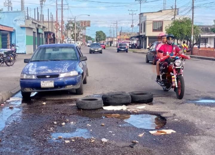 Una tronera “le pone el día de cuadritos” a los conductores de la calle Cedeño en Barinas