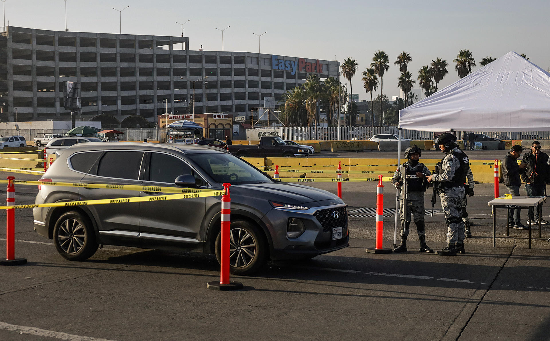 Autoridades mexicanas instalan filtro de revisión en garita de la fronteriza Tijuana