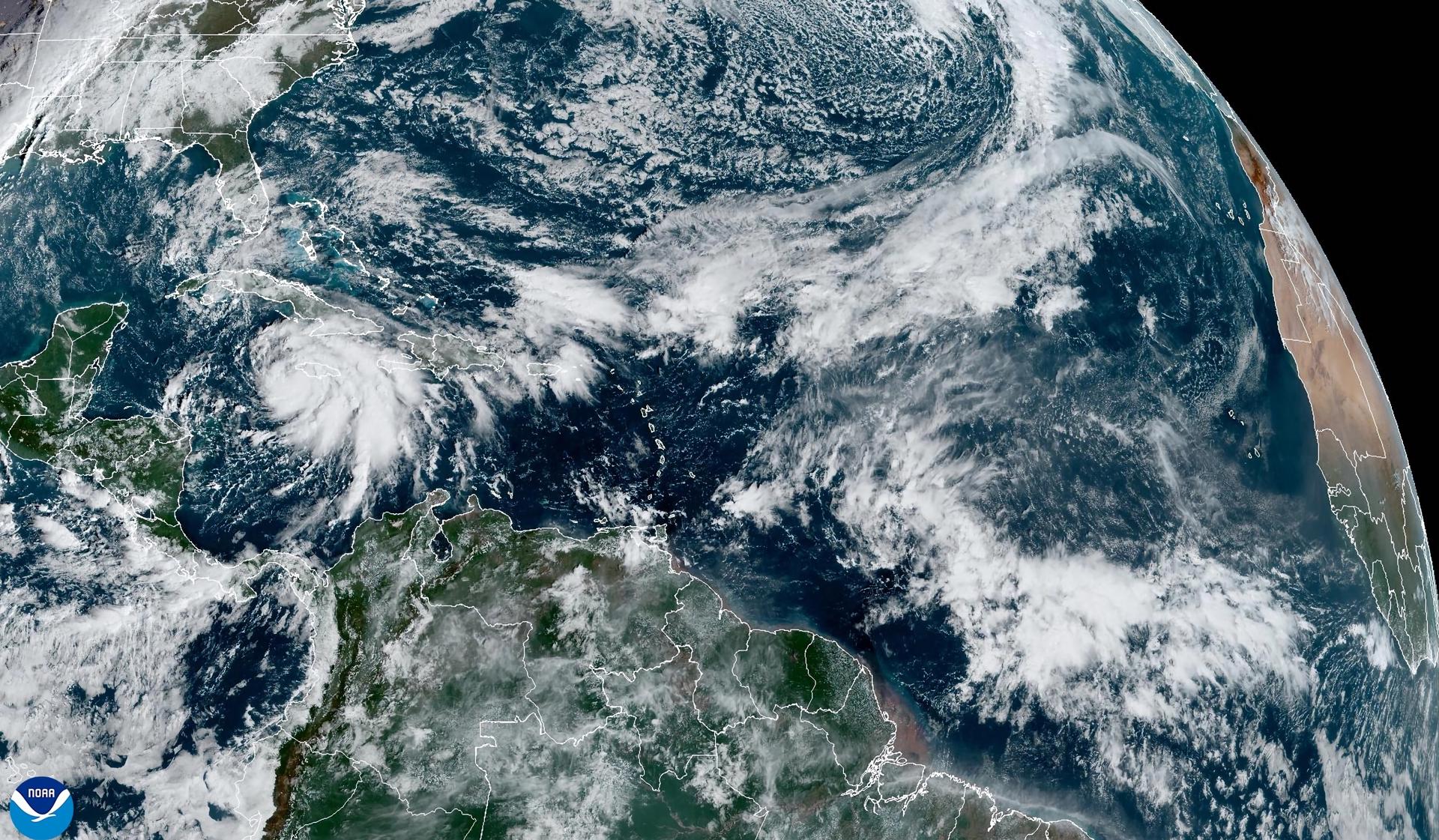 Tormenta tropical Rafael se convirtió en huracán mientras se dirige a las Islas Caimán y Cuba