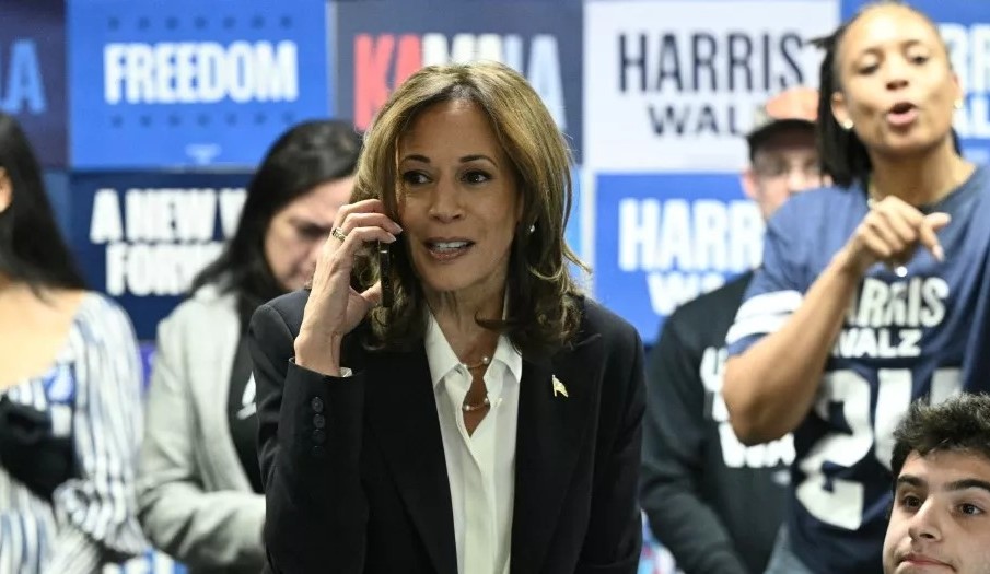 “Patético”: Pillan a Kamala Harris mientras fingía llamar por teléfono a un votante (VIDEO)