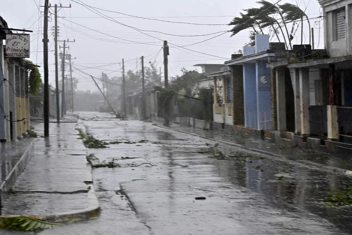 Huracán Rafael tocó tierra en el suroeste de Cuba durante apagón masivo (Videos)