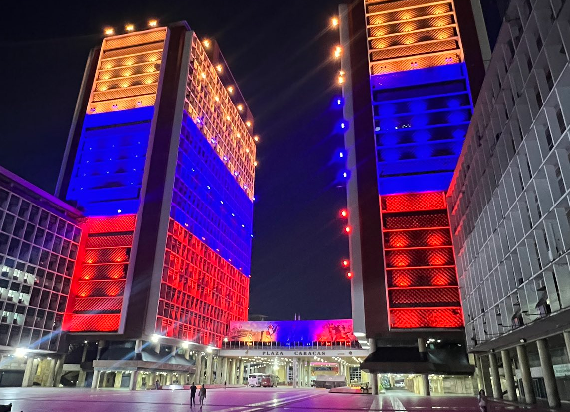 "Venezuela se arregló" porque pegaron luces en las torres de El Silencio que no aguantarán el primer bajón