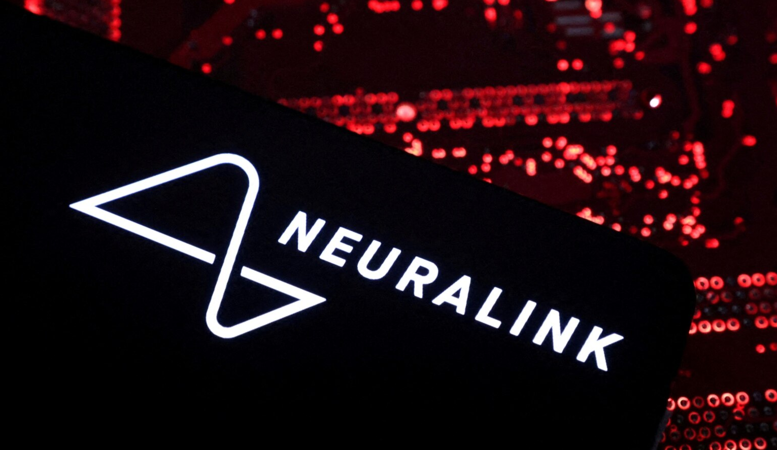 Neuralink iniciará ensayo de viabilidad con implante cerebral y brazo robótico