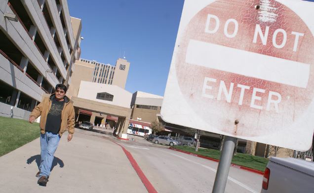 Nueva medida obligará a los migrantes a aclarar su estatus al ser atendidos en hospitales de Texas