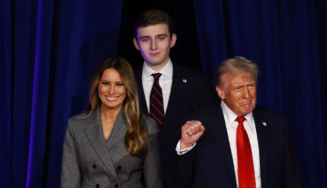 Usuarios en redes bromearon sobre la altura de Barron Trump tras su aparición en el acto con sus padres. (REUTERS/Brendan Mcdermid)