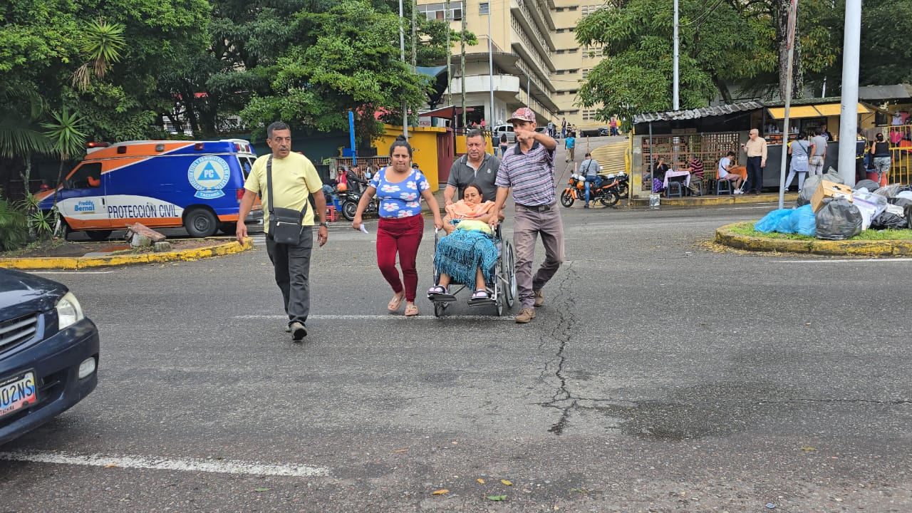 Encienden luces de Navidad en San Cristóbal, pero sigue paralizado equipo de Rayos X del Hospital Central