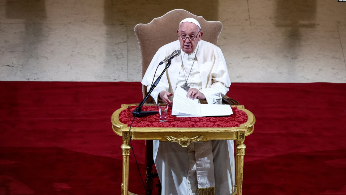 El papa Francisco hace una inusual visita a una defensora del derecho al aborto en Italia