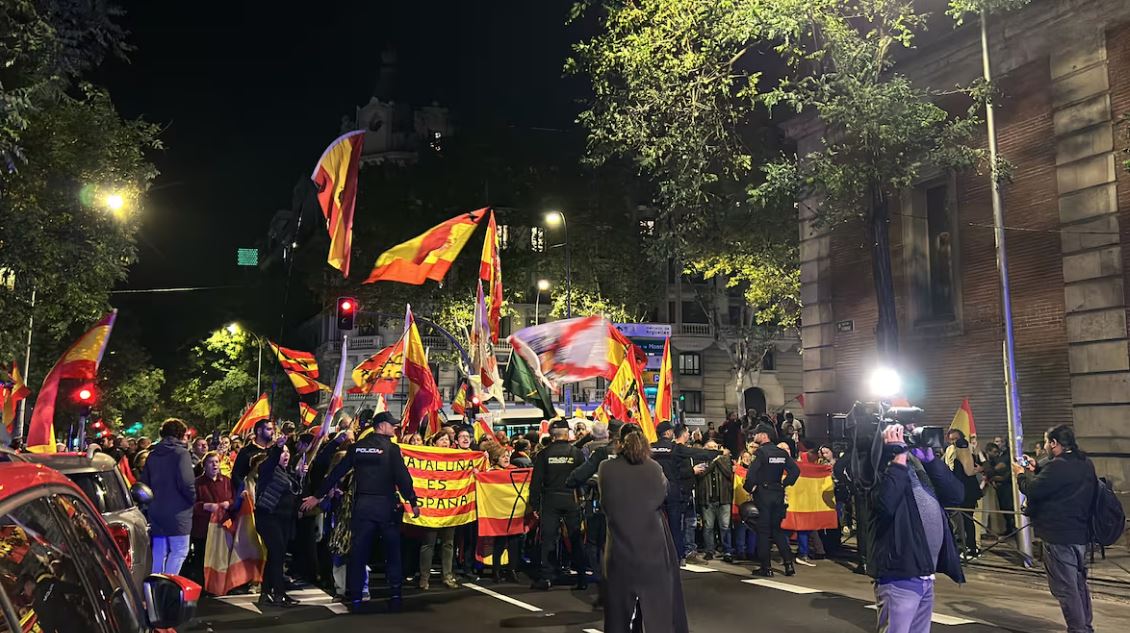 “Valencia será la tumba del sanchismo”, gritaron manifestantes frente a sede del Psoe en Madrid (Videos)