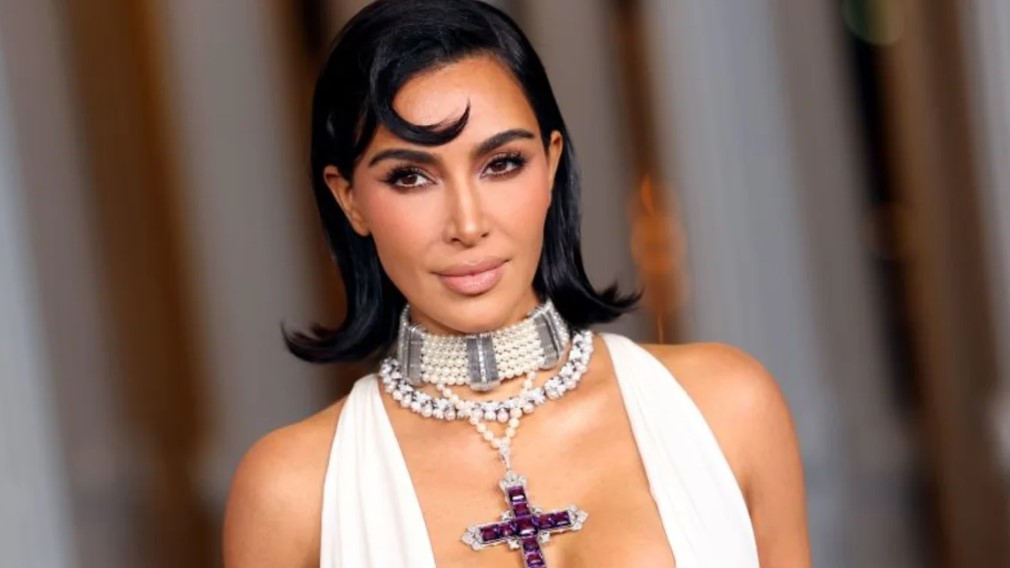 Kim Kardashian muestra por primera vez en público el famoso collar con la cruz de la princesa Diana