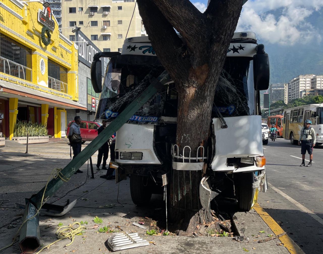 Autobús de pasajeros impactó contra un árbol en Chacao por presunta falla