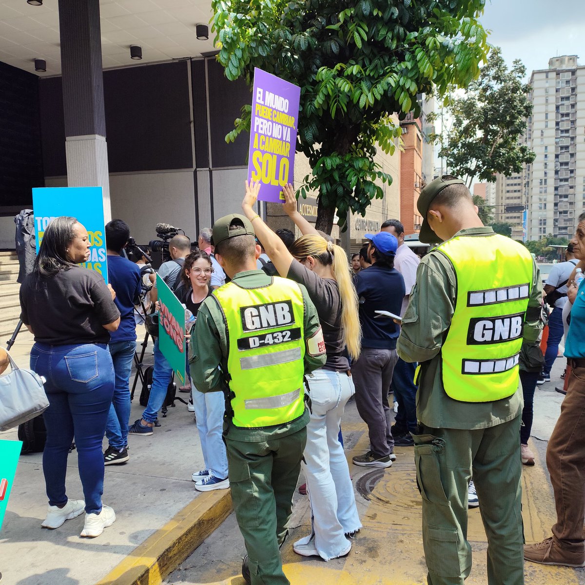 Uniformados hostigan a periodistas y activistas que acompañaron a Óscar Murillo al Cicpc