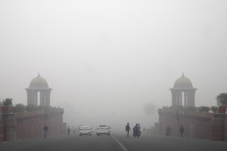 Escuelas cerradas y tráfico restringido en la capital de India por récord de contaminación