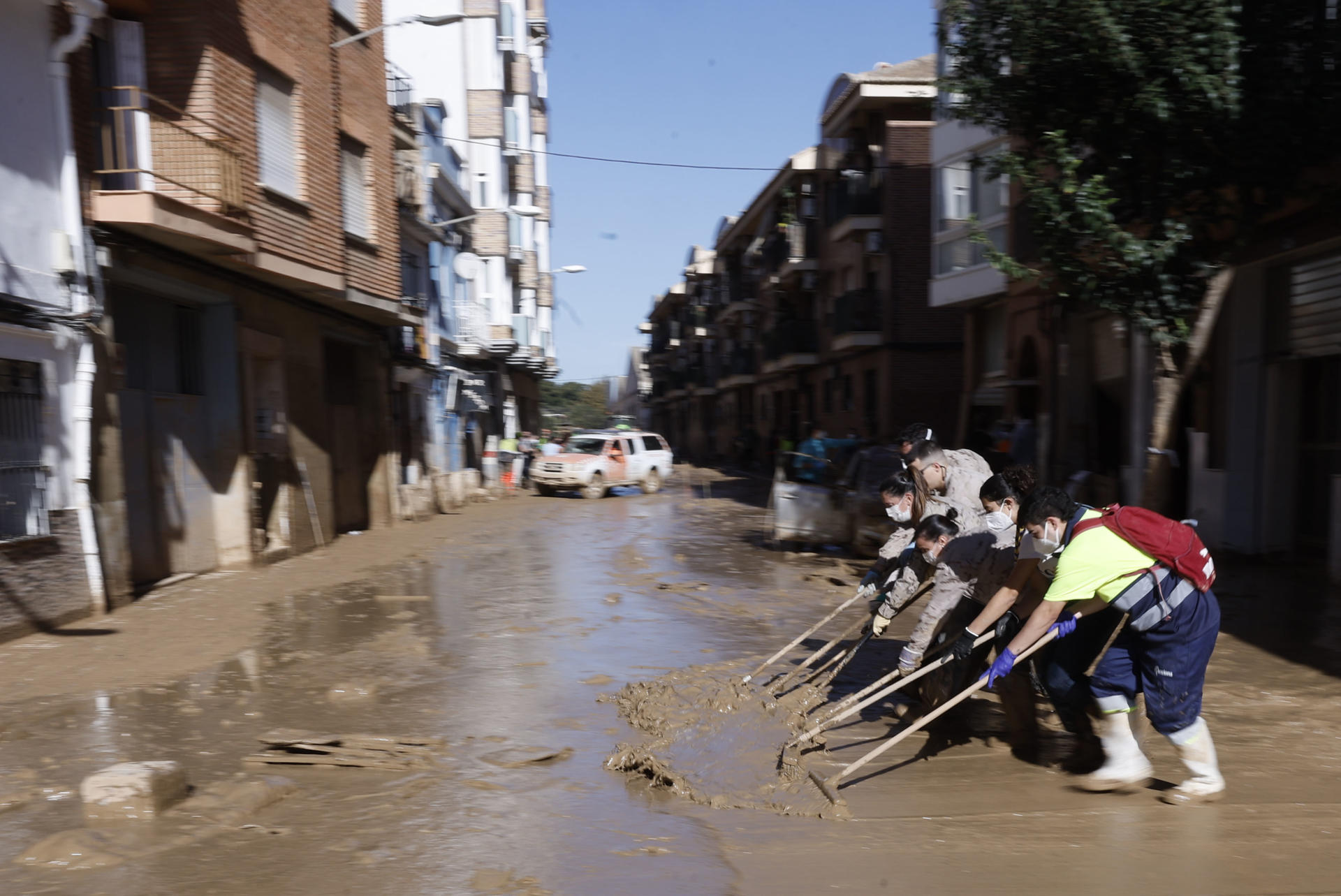 Intenso operativo rastrea la costa valenciana en busca de víctimas por el temporal