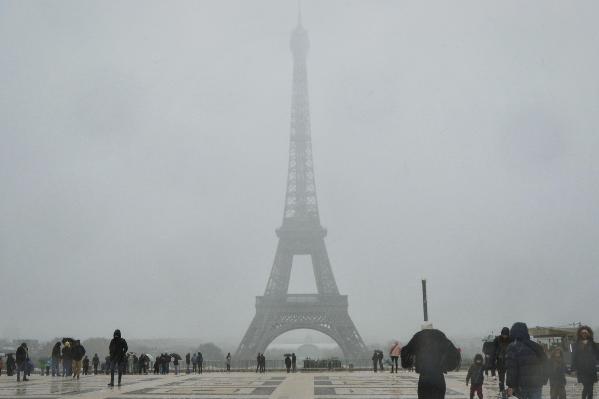 Caos en Francia tras paso de temporal de nieve: bloqueo de autopistas y retrasos en vuelos