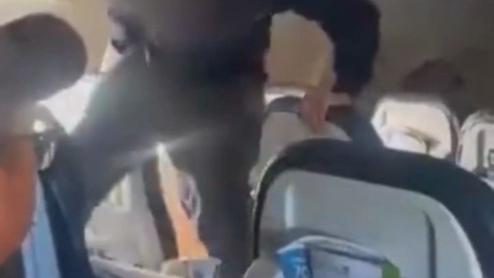 Pasajero se llenó de ira contra su asiento en pleno vuelo a Los Ángeles y todo terminó de la peor manera (VIDEO)