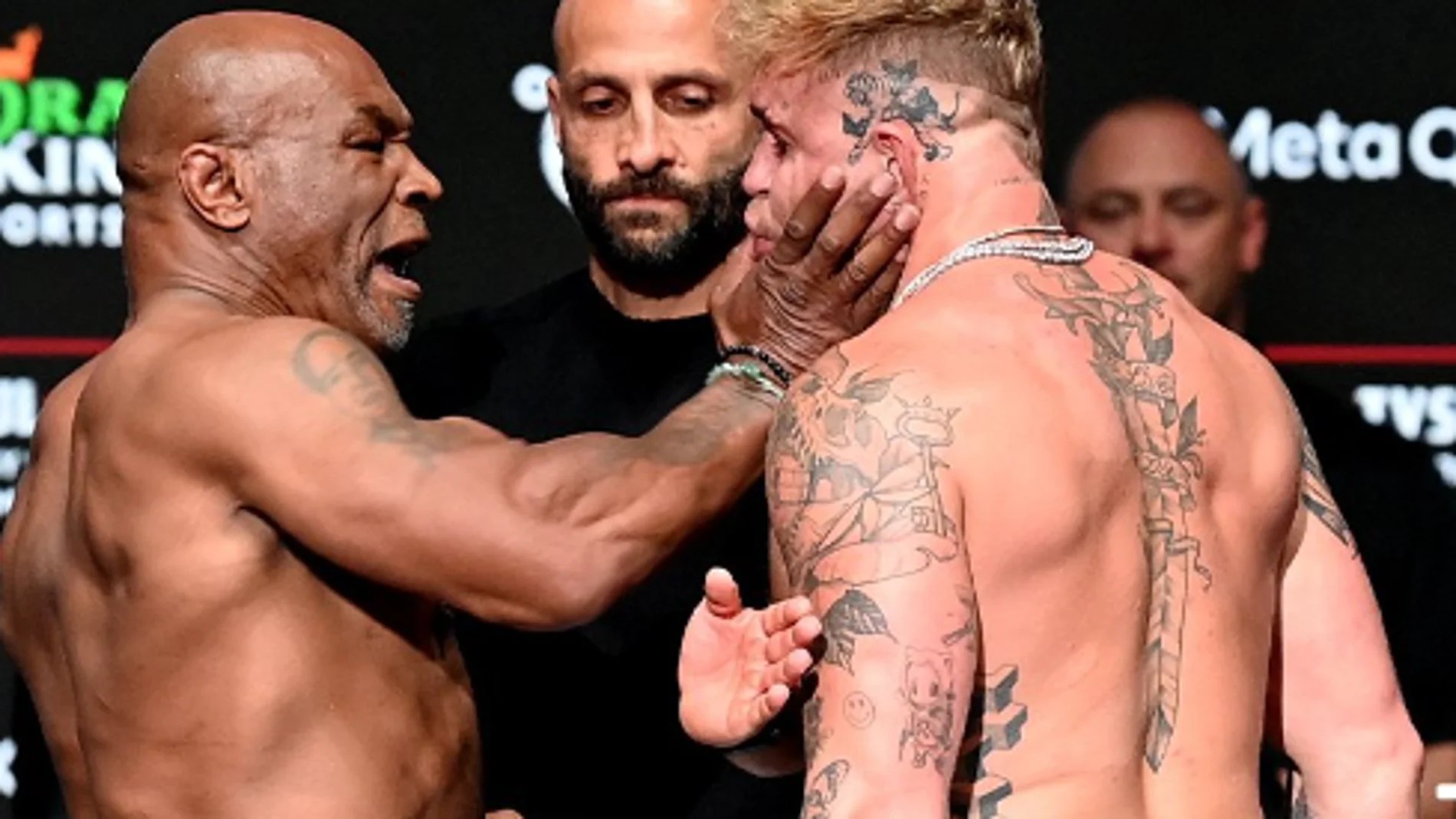 Mike Tyson abofetea a Jake Paul en el último careo (VIDEO)