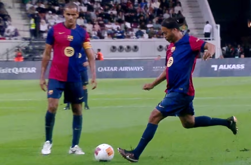 Como en los viejos tiempos: El golazo de Ronaldinho de tiro libre en el clásico de leyendas entre Barcelona y Real Madrid (VIDEO)