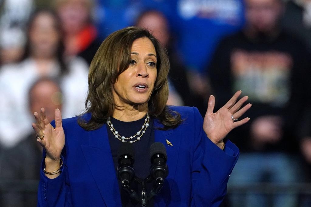 La reacción nerviosa de Kamala Harris al ser abucheada durante un mitin en Nevada (VIDEO)