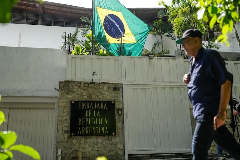 “Somos rehenes”, confesó Omar González desde la embajada de Argentina en Caracas (VIDEO)