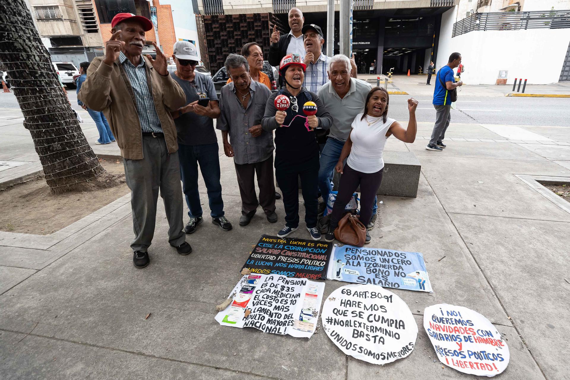 Pensionados venezolanos protestan al cumplirse mil días sin aumento del salario mínimo (Fotos)