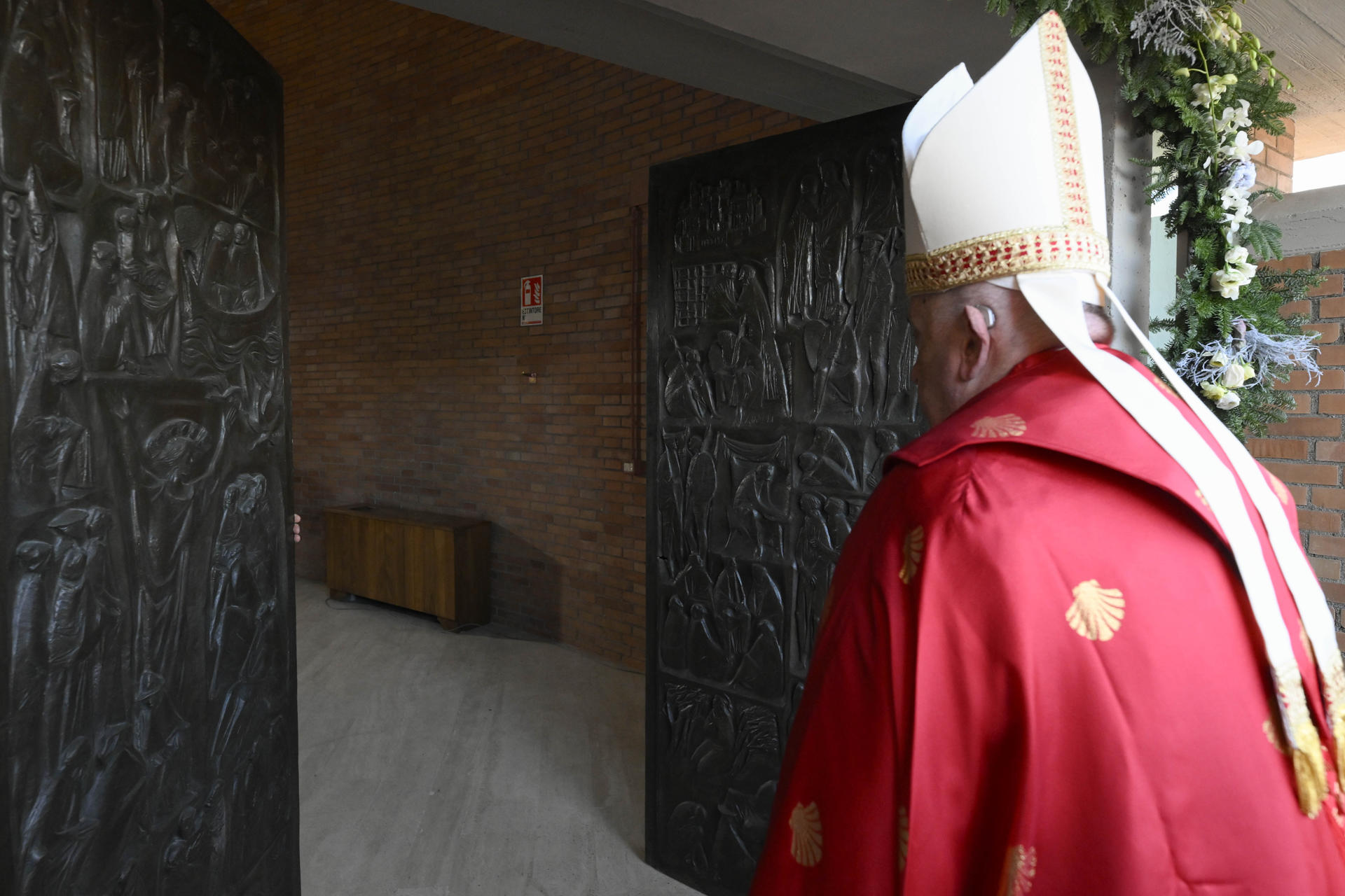 El papa Francisco abrió la Puerta Santa en una cárcel de Roma y pidió que no se pierda la esperanza