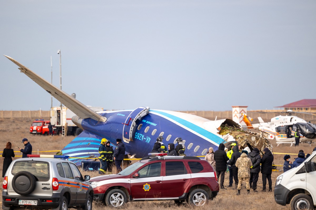 Una veintena de supervivientes tras estrellarse un avión de Azerbaijan Airlines en Kazajistán