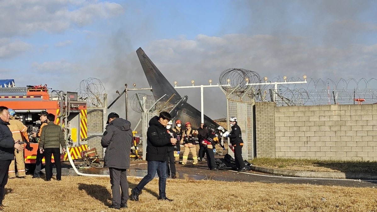 Avión con 181 personas a bordo se estrelló en Corea del Sur mientras aterrizaba 