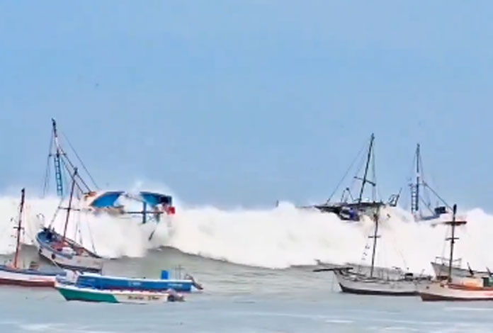 Barcos dañados e inundaciones de calles: consecuencias de un fuerte oleaje en Perú (VIDEOS)