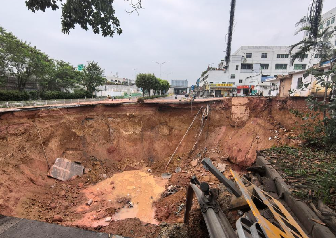 Colapso en la construcción de un ferrocarril dejó trece desaparecidos en China (video)