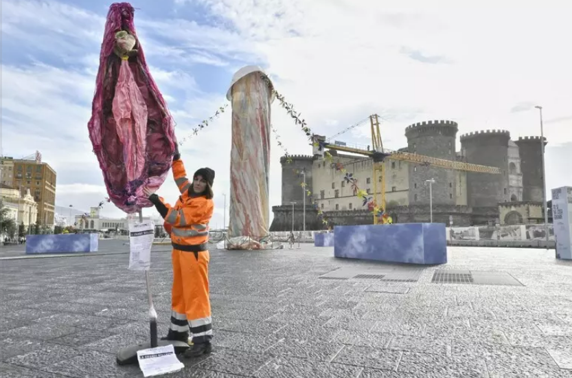 Vagina gigante responde a polémica estatua fálica exhibida en plaza de Nápoles