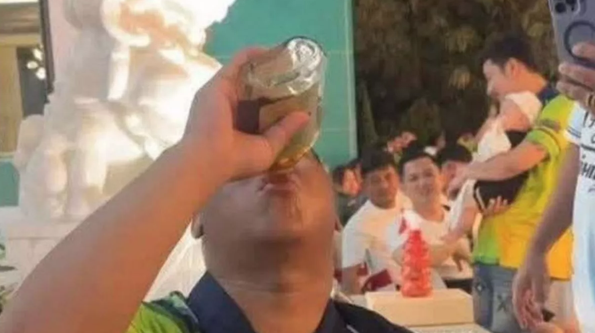 VIDEO: influencer tomó una botella entera de whisky de un sorbo, pero no sobrevivió para contarlo