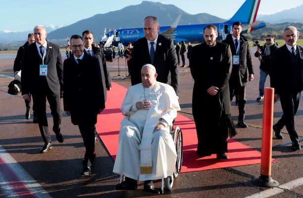 Papa Francisco llegó a isla francesa de Córcega para una visita histórica