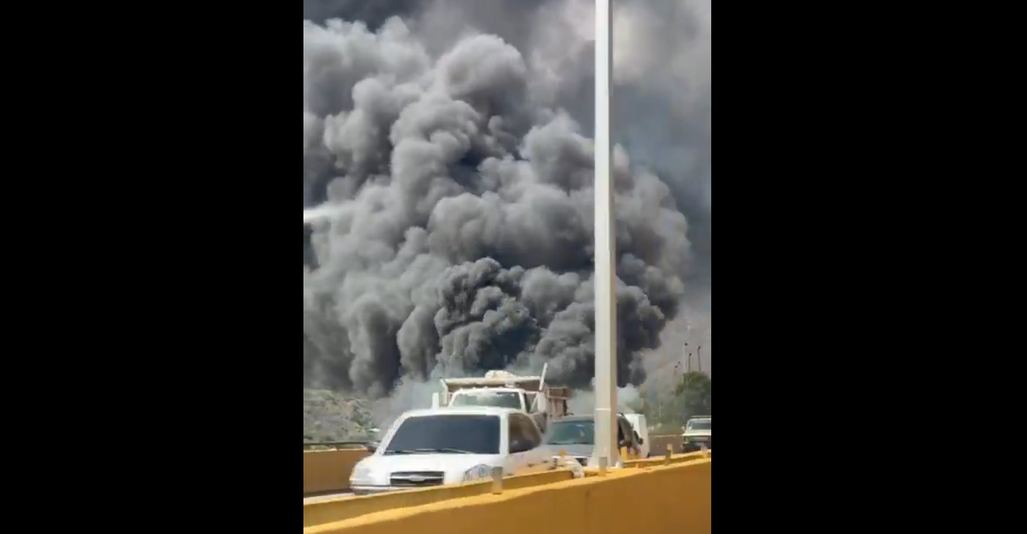 VIDEO: incendio de gran magnitud afectó a estructura en la autopista Caracas La Guaira 