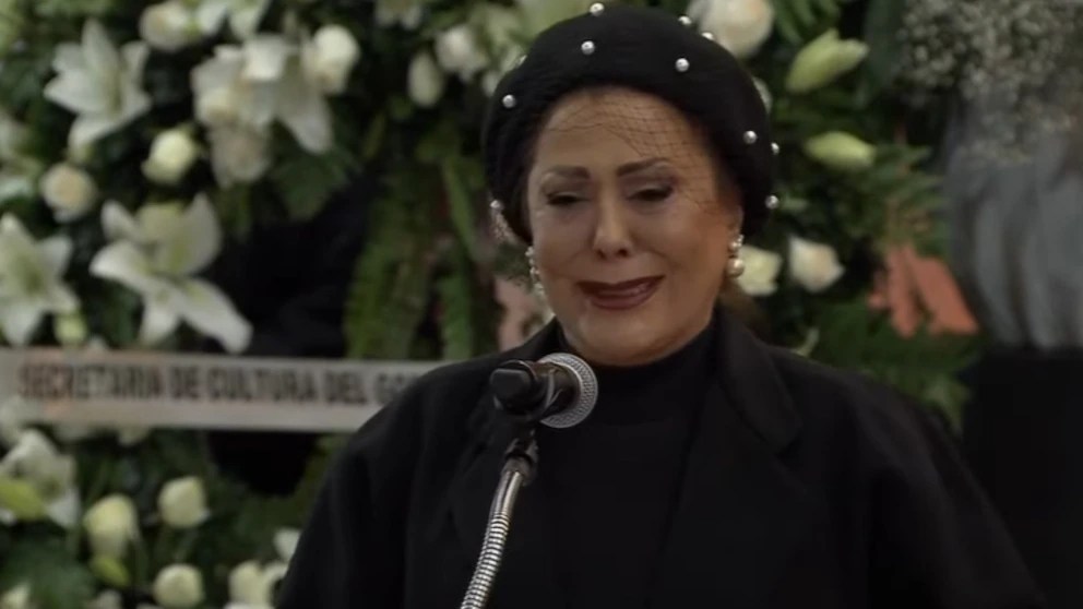 Alejandra Guzmán rompió en llanto en homenaje a su madre Silvia Pinal