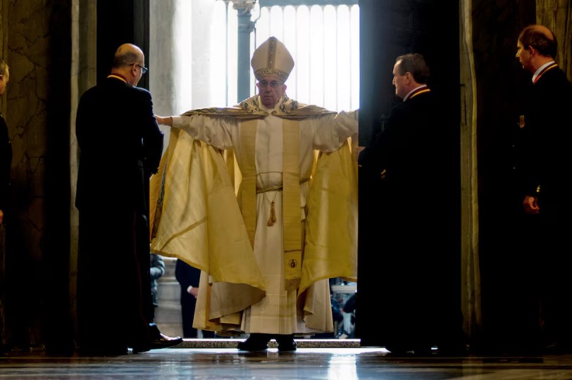 El papa Francisco celebra la Navidad y lanza el Jubileo 2025, “Año Santo” en Roma