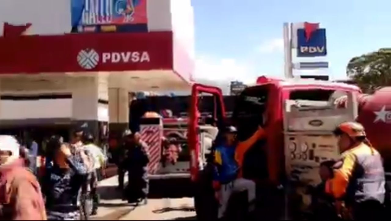 Se incendió taller mecánico adyacente a una gasolinera en Los Flores de Catia este #6Dic