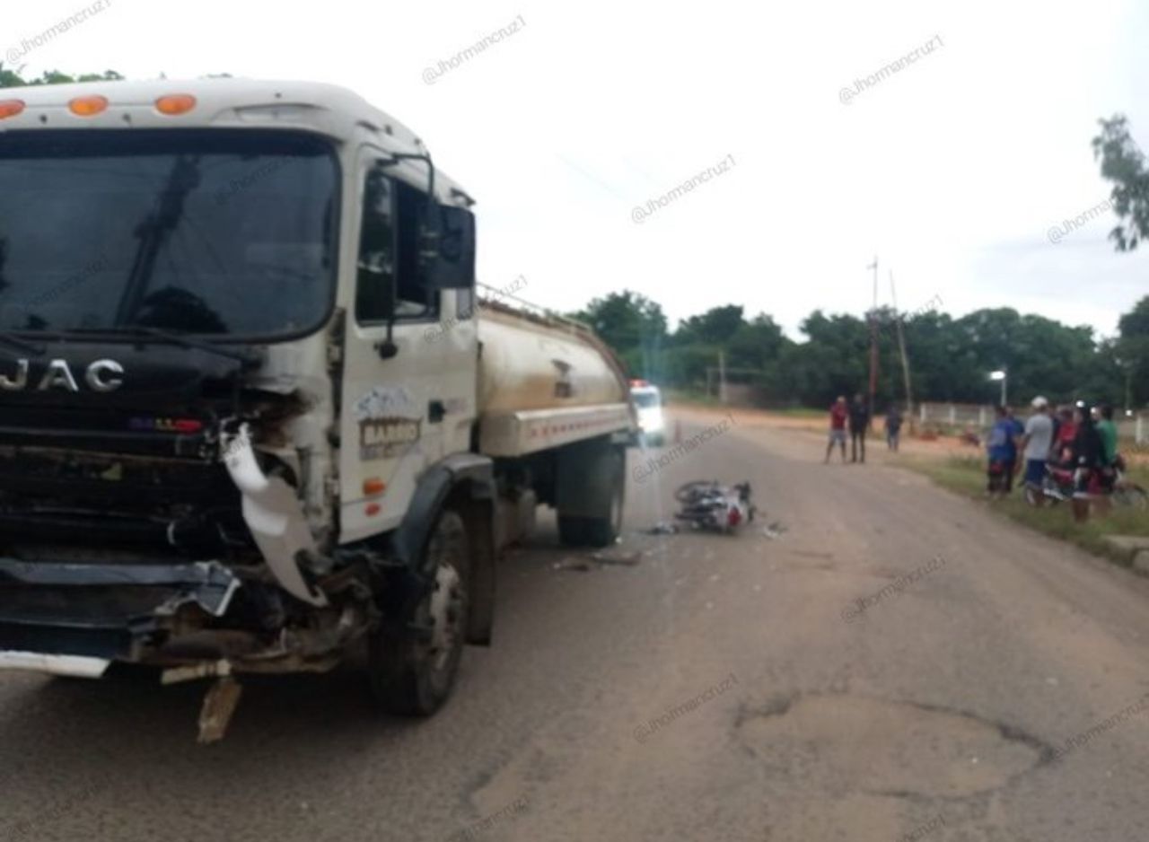 Motorizado quedó gravemente herido al chocar contra camión cisterna en Zulia