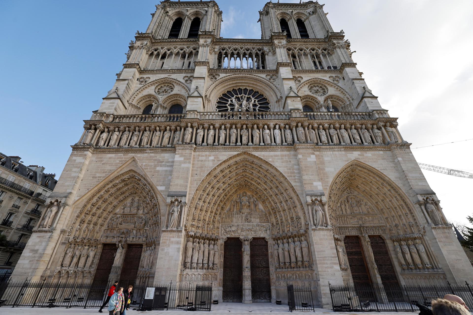 Las puertas de Notre Dame se abren, el órgano resuena y París recupera su catedral